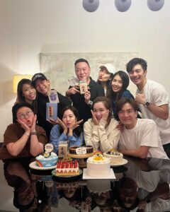 Natalie Tong Instagram - 今年係我買蛋糕俾二嫂 二嫂買蛋糕俾我 我哋兩個買蛋糕俾子善同雷哥 然後大家再買蛋糕俾我哋 所以有好多個蛋糕 好複雜嘅關係 🤣🤣🤣🤣🤣🤣🤣 #好鐘意個頭夾 #4月5月之星⭐️ #NT