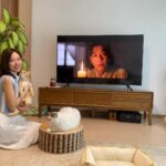 Natalie Tong Instagram - bao Bao同我一樣都好鍾意煲劇㗎 😃😃 等了五年《慶餘年第二季》終於回來！🫶🏻 創新燒腦的情節加上出奇不意的劇情絕對是《慶餘年》成功之處👍🏻劇集設定的未來架空古代世界的創意更是令人讚嘆😍每一集總會令你思考幕後的佈局，誰才是背後真正的佈局者，非常出色的劇本💡 除了劇情細節，演員都好吸引呀！😍特別是張若盷，完美展現出主角范閒的小聰明。 上季最後才想究竟范閒如何能突出重圍重返慶國，卻突然被黑化的言冰雲從後偷襲🫣 第一季以反高潮結束，今季究竟范閒如何「重生」再續前緣？ 一起到Disney 追看《慶餘年第二季》後討論吧 #DisneyPlus #DisneyPlusHK #慶餘年第二季