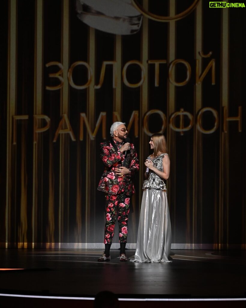 Natalya Podolskaya Instagram - Это был счастливый вечер Золотой Граммофон 29.11.23❤️ @valentinyudashkin_official ❤️👗❤️