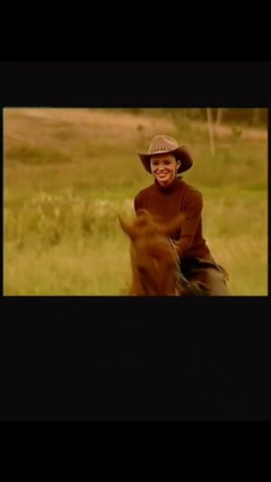 Natasha Klauss Instagram - Un #tbt muy especial de mi recordada y amada #pasiondegavilanes 1 acá un par de #bloopers para ustedes fieles a nuestra PASIÓN ❤️🐴🐎
@michel123brown ya en la segunda tenías mejor la letra 🤪y el carro no te lo cobraron ! 
Mi @capacho_gonzalezg hermosa 🤩 te extraño y que decir de nuestra #eva amada @gloriagomas 
Feliz día #misamores