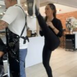 Natasha Klauss Instagram - Cuando tu peluquero te ignora y ya está listo el tinte para que me lo quite de la cabeza 😝 ni bailándole asi de sensual 😜 Ay mi @andresvelasquez.m cómo te amo ❤️ #baile #humor