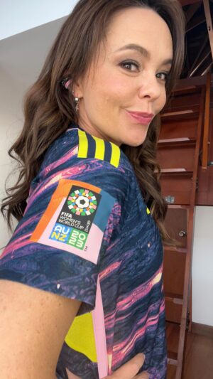 Natasha Klauss Instagram - Y acá hoy “ chicaneando” ( Hacer alarde o presumir de algo o con algo 😜) con este bello regalo de una amigo de mi esposo #willy 
Esta camiseta es muy importante para mi pues como mujer me siento orgullosa de @linda__caicedo11 y  de todas las mujeres que somos berracas, y que con nuestros dones, talentos y virtudes nos destacamos en lo que hacemos . 
🛑ojo🛑 No importa la “fama “ es efímera , importa el éxito y el aporte a la humanidad que le damos a los demás por medio del desarrollo de nuestra pasión 💪y misión de vida 
Y el éxito , es más que un logro es un reconocimiento recibido por hacer lo qué haces con amor y engrandeciendo a los demás con tu don ♥️❤️🙏
#mundialfemenino #australia @seleccioncolombiademujeresof