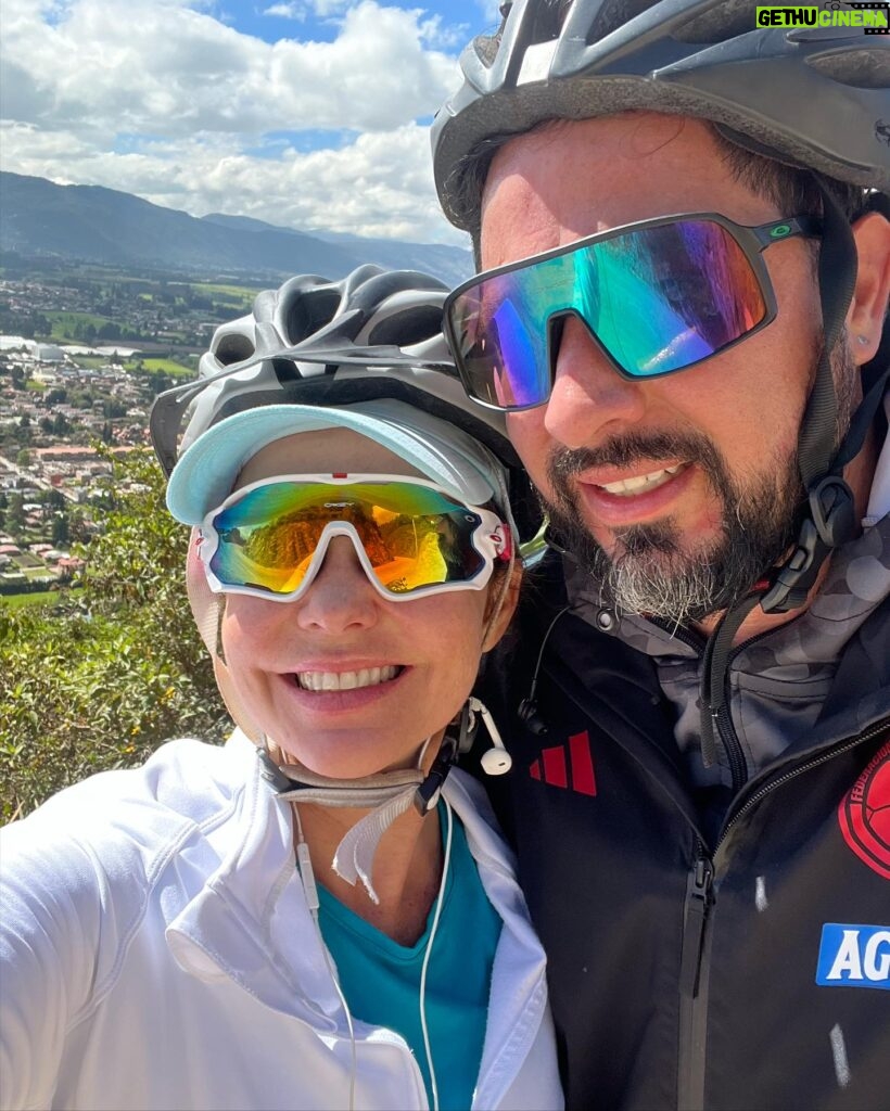 Natasha Klauss Instagram - La pasión por este deporte la 🚵‍♀️ nos lleva a compartir momentos únicos en pareja ! El mejor compañero para subir la montaña @elvene10 💪love you ❤️ Feliz inicio de #semana #misamores