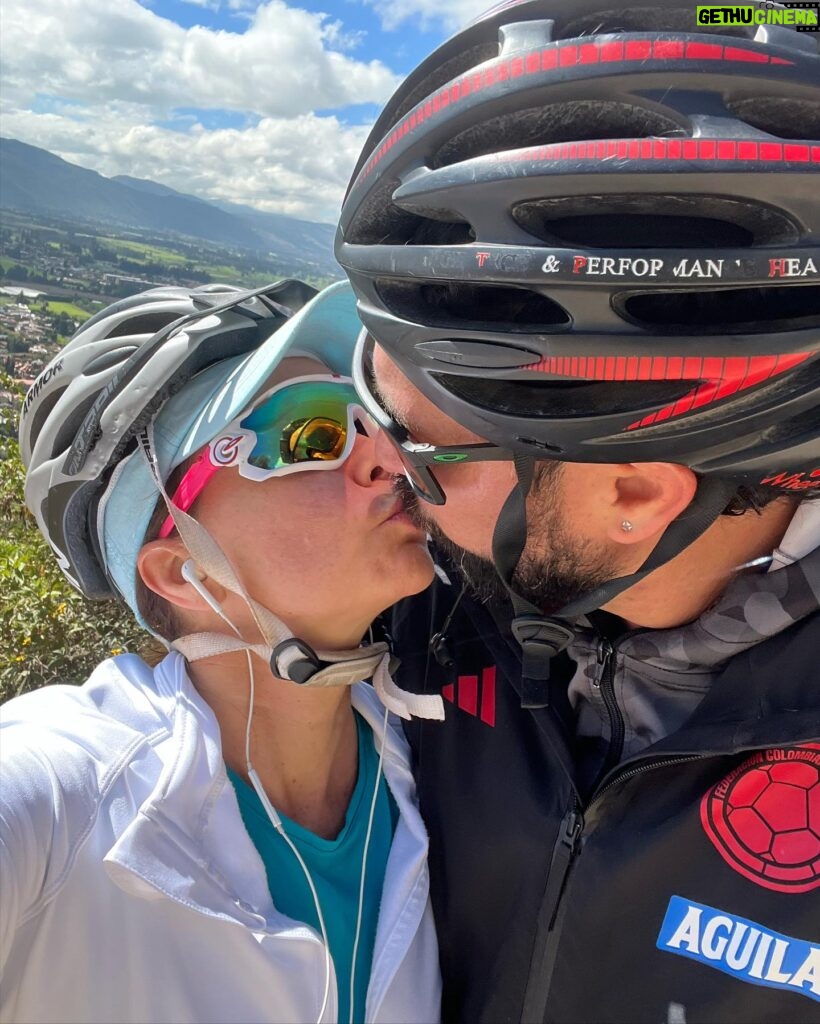 Natasha Klauss Instagram - La pasión por este deporte la 🚵‍♀️ nos lleva a compartir momentos únicos en pareja ! El mejor compañero para subir la montaña @elvene10 💪love you ❤️ Feliz inicio de #semana #misamores