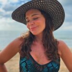 Natasha Klauss Instagram - Ahí estoy en ese lugar de paz , plenitud y gratitud 🙏 Hoy te invito a que escojas una foto , un video o imagen que te lleve a tu lugar bonito pero contigo mism@ ♥️ Tu “ser” es la expansión máxima de ese universo que espera a que salgas por todo lo que tiene para ti , sal a buscarlo y juega con tu mente …. Los amor 😻 feliz inicio de semana #misamores Eres feliz ?