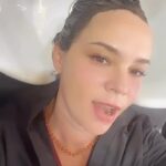 Natasha Klauss Instagram - Los cambios como #actriz me encantan 😍 Sobretodo cuando el proyecto me encanta más ❤️🔜 Volvimos al cabello oscuro y a las extensiones ( antes de que me pregunten lo obvio 🤣) ya que me corte el cabello hace poco 😍 gracias a @molapeluqueria y a @andresvelasquez.m , gracias por el ser que eres y haberme arreglado mi cabello en todo este tiempo ❤️ Salí consentida del lugar , mascarilla y un hidratante especial Para las jornadas que se vienen ahora en grabaciones 😌 Besos #misamores y feliz miércoles y deseo que sigan brillando y repletos de bendiciones para esta semana 🤩
