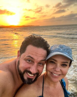 Natasha Klauss Instagram - Hoy cumple este señor @elvene10 el señor que me ha hecho reír hasta las lágrimas !!! 
Hoy celebro tu ser! Tu espíritu ! Todo tu ❤️ 
DIOS TE CUIDE , tus ángeles te guarden ✨
Conciencia
Sabiduría 
Salud
Amor
Prosperidad 

Es todo esto y mas que mereces en esta vuelta al sol , que es hoy mi Capricornio  hermoso ❤️
Feliz cumple amor @elvene10