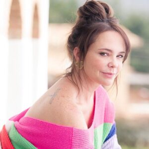 Natasha Klauss Instagram - La libélula presenta matices de colores tanto en las alas como en el cuerpo. Se manifiestan diferentes colores dependiendo del ángulo y la polarización de la luz. Esta propiedad supone el fin de las ilusiones creadas por uno mismo, así como una visión más nítida de la realidad. Las libélulas pueden ver en 360 grados alrededor, desde luego una visión desinhibida de la mente y capacidad de ver más allá de lo superficial.
Por eso este tatuaje que me hice hace ya unos años junto a mi hija #isabel ( el único que tengo ) 
La #libelula es mi tótem ✨ pero más allá de eso es lo que me recuerda que en mi espalda llevo las alas de libertad y vuelo para ir ma allá de mi cuerpo y mente 🥰
Excelente día #misamores ❤️