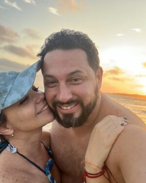 Natasha Klauss Instagram - Hoy cumple este señor @elvene10 el señor que me ha hecho reír hasta las lágrimas !!! 
Hoy celebro tu ser! Tu espíritu ! Todo tu ❤️ 
DIOS TE CUIDE , tus ángeles te guarden ✨
Conciencia
Sabiduría 
Salud
Amor
Prosperidad 

Es todo esto y mas que mereces en esta vuelta al sol , que es hoy mi Capricornio  hermoso ❤️
Feliz cumple amor @elvene10