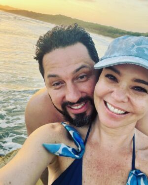 Natasha Klauss Instagram - Hoy cumple este señor @elvene10 el señor que me ha hecho reír hasta las lágrimas !!! 
Hoy celebro tu ser! Tu espíritu ! Todo tu ❤️ 
DIOS TE CUIDE , tus ángeles te guarden ✨
Conciencia
Sabiduría 
Salud
Amor
Prosperidad 

Es todo esto y mas que mereces en esta vuelta al sol , que es hoy mi Capricornio  hermoso ❤️
Feliz cumple amor @elvene10
