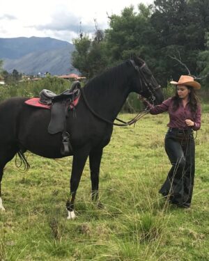 Natasha Klauss Instagram - Detrás de cámaras 🎥 
Hoy me compartieron estas fotos , tomadas por una mujer marillosa que nos acompañó en muchos momentos en las grabaciones de #pasiondegavilanes2 , en otra de las fotos esta otra mujer bella que estaba pendiente del vestuario pues arrastraba a cada rato la bota del pantalón y se veía sucio cuando me montaba en el caballo 🐎. 
Yo estoy segura que en otra vida fui una jinete de veras 🤪 pues extraño mucho la sensación maravillosa que sentía al hacer estas escenas 😍
Conclusión , hacer lo que amas es la única forma de conectarte con lo mejor qué hay en ti ! 
Actuar para mi no es un trabajo , es un regalo infinito que va más allá de la fama , el éxito y el reconocimiento ♥️
Feliz viernes #misamores