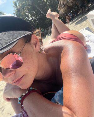 Natasha Klauss Instagram - Poniendo mi mente donde mi cuerpo quiere  estar …🥰☀️⛱️🏝️🌊
Ya falta poco para la playa , brisa y mar❤️ 
Feliz inicio de semana ! #misamores 
Pon tu mente donde deseas crear lo mejor de lo mejor para ti ! Teniendo la certeza de que ya está pues lo único que existe ahora es este “eterno presente”❤️