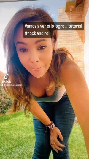 Natasha Klauss Instagram - Y se vino el viernes con #rocknroll 😜 
Ame este tutorial ! Y a mi modo de ritmo costeño 😀 lo logré ! 
Lo pruebas ? A dúo conmigo ? 👍 
Feliz #viernes #misamores