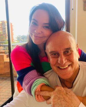 Natasha Klauss Instagram - Honro tu vida ❤️
Honro tu presencia en mi vida y en la de mis hijas ❤️
Honro tu compañía en los momentos más importantes de mi vida y yo en la tuya ❤️
Honro tu carrera , tu amor , tu pasión por el arte de actuar ❤️
Honro tus consejos que jamás me hicieron caer para no abondar esta carrera que tanto amo ❤️
Te honro a ti por ser quiene eres en esta vida y deseo que sigas iluminado nuestro mundo por muchos años más ❤️
Te amo @cao.jorge y Feliz vuelta al sol 🌞