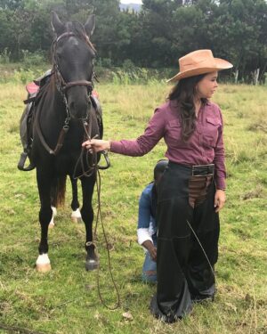 Natasha Klauss Instagram - Detrás de cámaras 🎥 
Hoy me compartieron estas fotos , tomadas por una mujer marillosa que nos acompañó en muchos momentos en las grabaciones de #pasiondegavilanes2 , en otra de las fotos esta otra mujer bella que estaba pendiente del vestuario pues arrastraba a cada rato la bota del pantalón y se veía sucio cuando me montaba en el caballo 🐎. 
Yo estoy segura que en otra vida fui una jinete de veras 🤪 pues extraño mucho la sensación maravillosa que sentía al hacer estas escenas 😍
Conclusión , hacer lo que amas es la única forma de conectarte con lo mejor qué hay en ti ! 
Actuar para mi no es un trabajo , es un regalo infinito que va más allá de la fama , el éxito y el reconocimiento ♥️
Feliz viernes #misamores