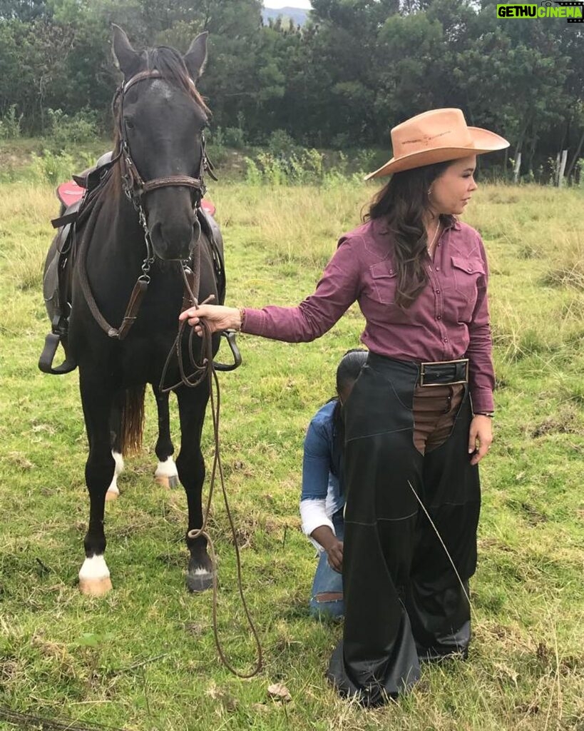 Natasha Klauss Instagram - Detrás de cámaras 🎥 Hoy me compartieron estas fotos , tomadas por una mujer marillosa que nos acompañó en muchos momentos en las grabaciones de #pasiondegavilanes2 , en otra de las fotos esta otra mujer bella que estaba pendiente del vestuario pues arrastraba a cada rato la bota del pantalón y se veía sucio cuando me montaba en el caballo 🐎. Yo estoy segura que en otra vida fui una jinete de veras 🤪 pues extraño mucho la sensación maravillosa que sentía al hacer estas escenas 😍 Conclusión , hacer lo que amas es la única forma de conectarte con lo mejor qué hay en ti ! Actuar para mi no es un trabajo , es un regalo infinito que va más allá de la fama , el éxito y el reconocimiento ♥️ Feliz viernes #misamores