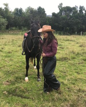 Natasha Klauss Instagram - Detrás de cámaras 🎥 
Hoy me compartieron estas fotos , tomadas por una mujer marillosa que nos acompañó en muchos momentos en las grabaciones de #pasiondegavilanes2 , en otra de las fotos esta otra mujer bella que estaba pendiente del vestuario pues arrastraba a cada rato la bota del pantalón y se veía sucio cuando me montaba en el caballo 🐎. 
Yo estoy segura que en otra vida fui una jinete de veras 🤪 pues extraño mucho la sensación maravillosa que sentía al hacer estas escenas 😍
Conclusión , hacer lo que amas es la única forma de conectarte con lo mejor qué hay en ti ! 
Actuar para mi no es un trabajo , es un regalo infinito que va más allá de la fama , el éxito y el reconocimiento ♥️
Feliz viernes #misamores
