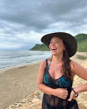 Natasha Klauss Instagram - Hoy estoy dispuesta a agradecer 💋
Respiro , camino , escucho , pienso , mi corazón late , mi cerebro funciona a la perfección, mis 5 sentidos también …  entonces que sentido tiene la queja ? 👇🏻

Excelente inicio de #semana #misamores 
Mas fotos de mi viaje por mi amado mar y amada #barranquila ❤️