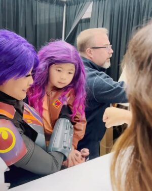 Natasha Liu Bordizzo Instagram - Bits of this last week. Thank you so much to everyone who came to comic con (some of you got international flights to meet me?!! 😭) I am cherishing all those encounters, all the amazing art & gifts. Peace out LA! I’m headed home for the holidays 🩵🦘