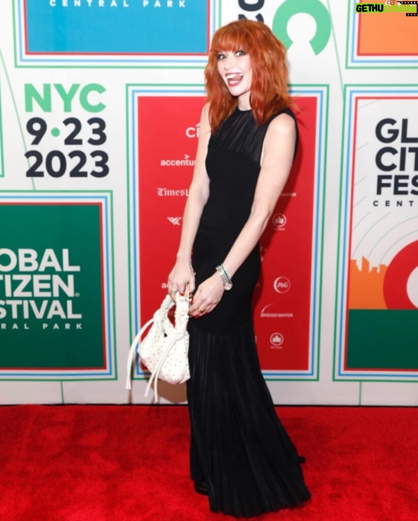 Natasha Lyonne Instagram - Thank you to @glblctzn, @common, @rachelbrosnahan for all the great work you do & to the brave crowd that came out in full force despite the rainstorm! @proenzaschouler @jackmccollough @lazro: I did my best to keep the gear safe n sound & I love you. ☔️🕊️☔️🕊️☔️🤍🤍🤍 swipe>>> 📸 @jameskaliardos 🤍