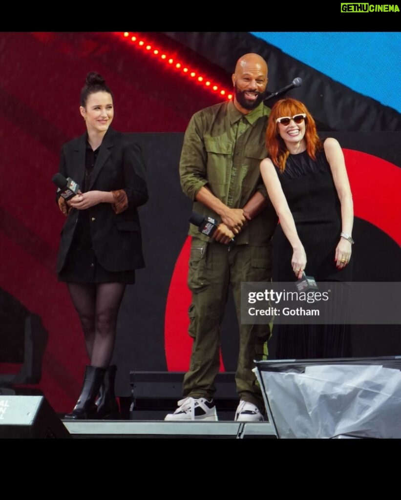 Natasha Lyonne Instagram - Thank you to @glblctzn, @common, @rachelbrosnahan for all the great work you do & to the brave crowd that came out in full force despite the rainstorm! @proenzaschouler @jackmccollough @lazro: I did my best to keep the gear safe n sound & I love you. ☔️🕊️☔️🕊️☔️🤍🤍🤍 swipe>>> 📸 @jameskaliardos 🤍