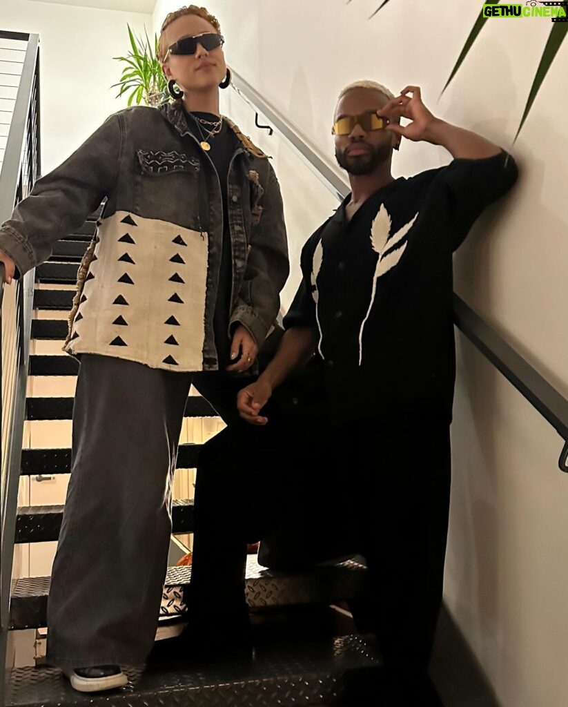 Nathalie Emmanuel Instagram - Last minute link up coincidental coordinated outfits @luke_youngblood’s new sunglasses purchase = Photoshoot on the stairs. #obvs #whyarewelikethis #wwssd