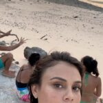 Nathalie Kelley Instagram - I never imagined that when I moved to the Amazon, I would once again be waking up to the smell of trees and animals burning and grieving the death of over 200 endangered river dolphins due to the unprecedented temperatures. The Amazon rainforest is undoubtedly in critical condition. But did you know that those are responsible for this destruction have a name? And a corporate taxpayer ID? Join me over the next few months as I team up with @sumaumajournalism to bring you the latest reporting on the national and transnational companies who are raking in billions while destroying ecosystems and harming the indigenous and traditional communities who steward them. In a world where these companies have more power than nation states, we need to support the work of journalists like @sumaumajournalism who are exposing these injustices. Stay tuned for more…and if this is important to you- PLEASE SHARE!!! Images: Bruno Kelly/Reuters Thiago Bicudo/Instituto Mamirauá Andre Coelho/ Instituto Mamirauá