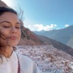 Nathalie Kelley Instagram – I made this video for myself when I woke up at 4am with a heavy feeling in my stomach about the state of humanity… it’s a collection of the living beings, ecosystems and sacred ancestral places that have uplifted my spirit these last few months. It’s called: 
“13 Reasons Not To Give Up Hope”. My heart is still heavy, my feed is still populated with images I will never get out of my head. And I hold them in my heart with as much courage as I can muster, because I am compelled not to look away. But hopefully this video and song can be a prayer and soothing balm for your heart as it has been for mine🙏🏽 for those who need the lyrics translated she is singing “May all living beings find peace {safety}. May all living beings find love.” 🕊️ song is Cura Cura by Kama Lila Sol ☀️