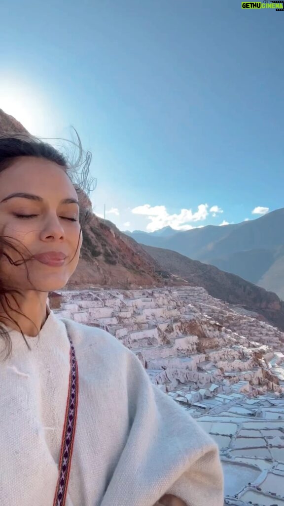 Nathalie Kelley Instagram - I made this video for myself when I woke up at 4am with a heavy feeling in my stomach about the state of humanity… it’s a collection of the living beings, ecosystems and sacred ancestral places that have uplifted my spirit these last few months. It’s called: “13 Reasons Not To Give Up Hope”. My heart is still heavy, my feed is still populated with images I will never get out of my head. And I hold them in my heart with as much courage as I can muster, because I am compelled not to look away. But hopefully this video and song can be a prayer and soothing balm for your heart as it has been for mine🙏🏽 for those who need the lyrics translated she is singing “May all living beings find peace {safety}. May all living beings find love.” 🕊️ song is Cura Cura by Kama Lila Sol ☀️