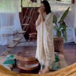 Nathalie Kelley Instagram - 🇬🇧 Audio 🇧🇷 legendas 🔹 Thank you to @casadaarvorealter, @weena_tikuna for giving me the opportunity to visit Alter do Chão, sacred homeland of the Borari People. The need to protect indigenous land and allow indigenous people control over tourism is even more clear to me now. I can’t wait to come back and fall asleep to the sounds of the jungle again… 🐒🍃🛶🌺 Obrigada à @casadaarvorealter e @weena_tikuna por me proporcionar a oportunidade de visitar Alter do Chão, terra sagrada do povo Borari. A necessidade de proteger as terras indígenas e permitir que os povos indígenas tenham controle sobre o turismo está ainda mais clara para mim agora. Nao vejo a hora de voltar e adormecer novamente ao som da selva. 🐒🍃🛶🌺