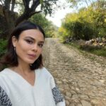 Nathalie Kelley Instagram – The Future is a Forest… 🌳 I’m convinced that Agroforestry is one of the most promising solutions we have in the face of hunger, climate change, drought etc… thank you @daniel_meneses88 @agroforestando @vickydiaz1350 of @solar_centroagroecologico  for the most inspiring tour of the food forest that you planted just 18 months ago! This is what happens when you combine syntropic farming with the ancient Milpa forest food system of the Mesoamericans.  @daniel_meneses88 tells me there are 68 registered different versions of the Milpa forest garden. This is a food system still in use after 8000 years! Most of our modern food systems don’t last 400 years.. Replicating this system across central and South America would mean a return to our original roles as stewards of forests,  not destroyers of them. The forest provides us with everything we need: food, shelter, clothing, spirituality… im looking forward to coming back and planting with my own hands and seeding hope for our future. 🌳🌎💪🏽
