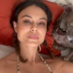 Nathalie Kelley Instagram - If I am going to get the message out there that the global trade economy is the real driver behind climate change, biodiversity loss, human rights abuses on the planet - apparently the algorithm is telling me I need to show you guys, boobs, dogs and armpits (I see your requests in my DM’s) - so after you are done reading this please go read up on the work of @helenanorberghodge and @localfutures_ so you can get really clear on where we need to be focusing our energy and attention if we are going to sustain Life on Earth for humans and other living beings… all this net zero and carbon capture and carbon credit business is just a smoke screen to distract from the real problem. And the “green transition” is currently causing more harm than good to ecosystems and indigenous communities. See my last few posts for more info on this. And More sexy educational videos to come because it’s the only way these messages seem to be getting across 🐥also big thanks to *my dog @sakedebanda for being my prop to talk about globalization!
