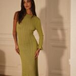 Nathanya Sion Instagram - A New Era of Me. 💚 Photo par l’incroyable : @evygraph Robe de la marque : @phemeparis Hair : @yaalomhair_wigs_