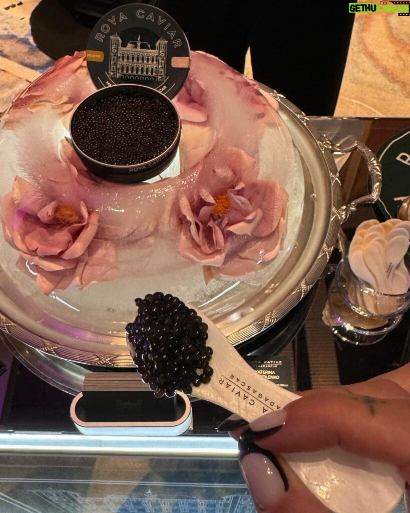 Nathanya Sion Instagram - Une superbe soirée signé @printemps ✨ Entre autres le Caviar de Madagascar, les petits fours et le superbe dîner au sein du 7 eme ciel…. Il y avait avant tout Mode éthique, l’évolution de la seconde main présente aujourd’hui chez @printemps 🤍 * invitation presse*