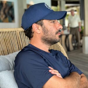 Navid Mohammadzadeh Instagram - 38 🎂
من بچه تهِ کلاسم 🪑

راهنمایی،دبیرستان،شبانه روزی،دانشگاه 
تهِ کلاس می‌شستم
مدرسه‌رو به عشق فوتبالش می‌رفتم
بوده تیمم نیمه نهایی مدرسه بازی داشته،روبروی دستشویی ۲دست هوا یه پا بالا بودم،اجازه بازی نداشتم ،تنبیه داشتم
با تک ماده رفتم پیش دانشگاهی که اونم شبانه خوندم
دانشگاهم به عشق‌ دختر پسر قاطیش می‌رفتم

شیطنت داشتم ،ولی بچه بدی نبودم
مدیر ناظما  زیاد با ما حال نمی‌کردن
الانم اوضاع واسه ما همینه 😄

سلامتی بچه‌های تهِ کلاس
رفقام
خانواده‌م 
شماها

سلامتی فرشته ❤️