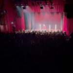 Nawell Madani Instagram - QUI ÉTAIT LÀ CE RODAGE? ET QUELLE VILLE? Merci Nice, Nantes, Lyon… pour ces magnifiques Standing Ovation. Merci pour vos mots, sur Insta où dans ma chambre d’hôtel, qui me réconforte loin des miens. Couper le jeûne en solo, laisser mon petit bébé…c’est dure mais quand je vous vois debout, je me sens beaucoup beaucoup moins seule 🫶🏽 À quelques semaines du Théâtre des Champs Élysées où 10 000 personnes viendront voir « NAWELL TOUT COURT »… La pression et l’excitation montent petit à petit 💪🏽 Je chine pour le show. On travaille avec l’équipe dans le moindre détails pour faire kiffer. Hâte de vous retrouver à Paris et en tournée. @agapeprod.fr @stephanecohenimpresario