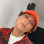 Nawell Madani Instagram - QUI ÉTAIT LÀ CE RODAGE? ET QUELLE VILLE? Merci Nice, Nantes, Lyon… pour ces magnifiques Standing Ovation. Merci pour vos mots, sur Insta où dans ma chambre d’hôtel, qui me réconforte loin des miens. Couper le jeûne en solo, laisser mon petit bébé…c’est dure mais quand je vous vois debout, je me sens beaucoup beaucoup moins seule 🫶🏽 À quelques semaines du Théâtre des Champs Élysées où 10 000 personnes viendront voir « NAWELL TOUT COURT »… La pression et l’excitation montent petit à petit 💪🏽 Je chine pour le show. On travaille avec l’équipe dans le moindre détails pour faire kiffer. Hâte de vous retrouver à Paris et en tournée. @agapeprod.fr @stephanecohenimpresario
