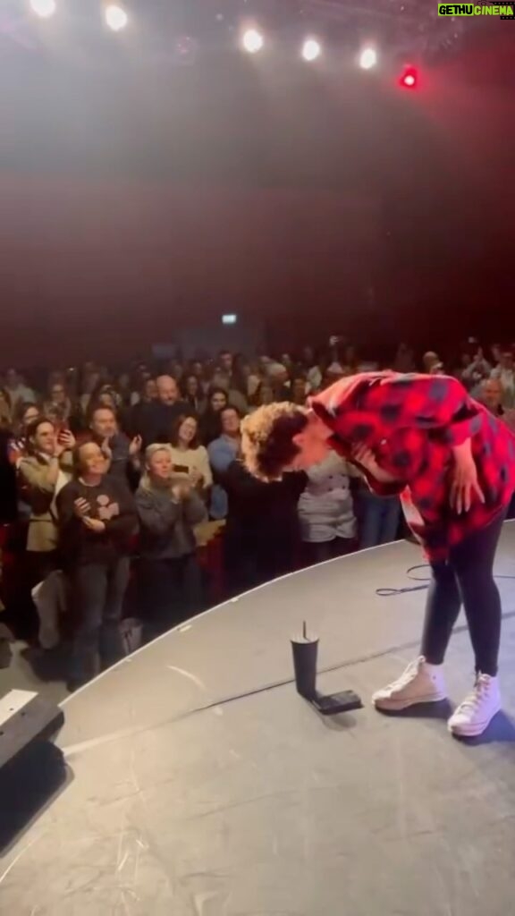 Nawell Madani Instagram - Magnifique standing ovation à AURAY! Merci tellement ♥️ On remet ça ce soir et demain 🚀 #RODAGE Qui était là? LA TOURNÉE DANS LA BIO