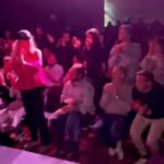 Nawell Madani Instagram - DUMP DE MA SEMAINE (qui n’est pas terminé) 😘 Si tu étais dans la salle, laisse un commentaire @nouvelact à Bruxelles! En fin de rodage avant d’attaquer le théâtre des champs Élysées! Merci pour cette merveilleuse standing ovation BXL! @yassine___ben qui programme les Blind Test Karaoke @nouvelact MON événement préféré! Qu’avec du bon son! Le Club de Stand Up le plus Hype que je connaisse 😝 @nouvelact Le sandwich tajine de maman! Ma daronne qui a toujours une pensée pour sa fille est sur les routes! METZ (oui je prononce le T 😂) Vous étiez incroyable! On a joué deux fois dans la même journée! Double standing! Double LOVE! Inoubliable ♥️ Les invitations s’enchaînent pour le Théâtre des Champs Élysées @stephanecohenimpresario et @aasuzyvatinet Et les promos avec un Michel qui est toujours aussi bienveillant 😘 Et dans cette semaine complètement folle, j’ai fait un saut à Taghazout en famille/amies. J’ai rencontré de belles personnes et ça fait du bien 🫶🏽 #JulianAndCo