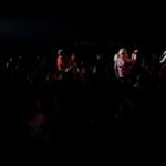 Nawell Madani Instagram - DUMP DE MA SEMAINE (qui n’est pas terminé) 😘 Si tu étais dans la salle, laisse un commentaire @nouvelact à Bruxelles! En fin de rodage avant d’attaquer le théâtre des champs Élysées! Merci pour cette merveilleuse standing ovation BXL! @yassine___ben qui programme les Blind Test Karaoke @nouvelact MON événement préféré! Qu’avec du bon son! Le Club de Stand Up le plus Hype que je connaisse 😝 @nouvelact Le sandwich tajine de maman! Ma daronne qui a toujours une pensée pour sa fille est sur les routes! METZ (oui je prononce le T 😂) Vous étiez incroyable! On a joué deux fois dans la même journée! Double standing! Double LOVE! Inoubliable ♥️ Les invitations s’enchaînent pour le Théâtre des Champs Élysées @stephanecohenimpresario et @aasuzyvatinet Et les promos avec un Michel qui est toujours aussi bienveillant 😘 Et dans cette semaine complètement folle, j’ai fait un saut à Taghazout en famille/amies. J’ai rencontré de belles personnes et ça fait du bien 🫶🏽 #JulianAndCo