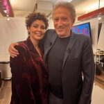 Nawell Madani Instagram - DUMP DE MA SEMAINE (qui n’est pas terminé) 😘 Si tu étais dans la salle, laisse un commentaire @nouvelact à Bruxelles! En fin de rodage avant d’attaquer le théâtre des champs Élysées! Merci pour cette merveilleuse standing ovation BXL! @yassine___ben qui programme les Blind Test Karaoke @nouvelact MON événement préféré! Qu’avec du bon son! Le Club de Stand Up le plus Hype que je connaisse 😝 @nouvelact Le sandwich tajine de maman! Ma daronne qui a toujours une pensée pour sa fille est sur les routes! METZ (oui je prononce le T 😂) Vous étiez incroyable! On a joué deux fois dans la même journée! Double standing! Double LOVE! Inoubliable ♥️ Les invitations s’enchaînent pour le Théâtre des Champs Élysées @stephanecohenimpresario et @aasuzyvatinet Et les promos avec un Michel qui est toujours aussi bienveillant 😘 Et dans cette semaine complètement folle, j’ai fait un saut à Taghazout en famille/amies. J’ai rencontré de belles personnes et ça fait du bien 🫶🏽 #JulianAndCo