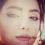 Nazanin Bayati Instagram - ما اینجا اندوه را با اندوه روشن میکنیم.. غم را با غم! ما اینجا خاکستر سیگار‌هایمان هرگز سرد نخواهد شد و گونه‌‌هایمان همیشه ردی از بغض دارد! منتظرم؛ ای کاش خبر خوشی را پستچی درون خانه‌هایمان بیندازد! منتظرم... . . . مژده_خردمندان . .
