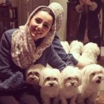 Nazanin Bayati Instagram – انتظارم از سال سگ همین سگها ست💜💜😜🙏🏻🌸
.
‌‌‌‍‌‌‌‌‌‌‎‏‎‌‎‏‎‌‌‌‌‌
به پایان سال رسیده ایم…
انتهای کوچه اسفند💜

بیایید برای هم دعا کنیم…
دعا کنیم برای جاودانگی مهر مادر…
همیشه سبز ماندن نگاه خسته‌ی پدر…
سلامتی همسر و خواهر و برادر و فرزند…
برای دل دوستانمان دعای روشنی کنیم…💜 دعا کنیم برای قلب مهربان همسایه…
دعا کنیم برای تمام بیمارانی که
چشم به خدای الشافی دوخته اند💜

دعا کنیم برای تمام آنانی که سفره خالیشان را به حرمت مهربانی خدایشان شکر می گویند💜

دعا کنیم برای دل کودکانی که جای خالی پدر، گوشه سفره هفت سینشان به چشم می خورد، اما لبخند می زنند برای دل مادر و به پاس شکر خدایشان💜

دعا کنیم هیچ پدر و مادری در این شب عید، شرمنده نگاه اشک آلود فرزندش نشود💜

و دعا کنیم برای تمام کسانی که این روزها زیر بار جنگ و بی عدالتی‌ها هنوز لبخند میزنند.

به امید لطف خدایشان
و بعد…💜
دعا کنیم برای دلمان تا همیشه آبی بماند و لبریز از عشق به دیگران!💜 یادمان نرود دنیا در گذر است
جایی برای شستشوی دلمان از تمام غصه ها و کدروت‌ها پیدا کنیم…
گاهی چه زود دیر میشود، چه زود…💜 امیدواریم نوروزی که پیش رو دارید، آغاز روزهایی باشد که آرزو دارید.

سالی پر از نشاط و سربلندی برای شما و خانواده محترمتان آرزومندم…
عید نوروز پیشاپیش بر شما مبارک.
روز گارتان همیشه خجسته و شاد باد.💜
