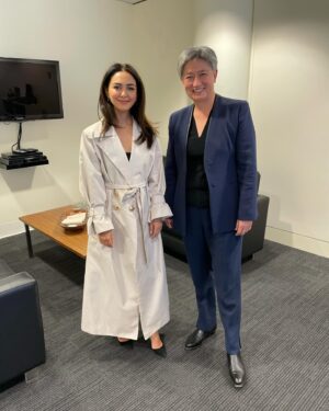 Nazanin Boniadi Instagram - Thanks to Foreign Minister Penny Wong and South Australian Premier Peter Malinauskas for meeting me today to discuss ways to support the Iranian people in their struggle for secular democracy and strengthening Australia’s actions in holding the Islamic Republic to account. This includes not only designating the IRGC as terrorists, but also revoking visas of regime officials and dependents and instead providing a safe haven for dissidents like @shilan.mirzaee18. We also discussed the need to have #genderapartheid  recognized under international law. 

Thanks also to the @sydneypeacefoundation for this opportunity in conjunction with the 2023 Sydney Peace Prize. And to the @carlazampatti Foundation for supporting this year’s program.