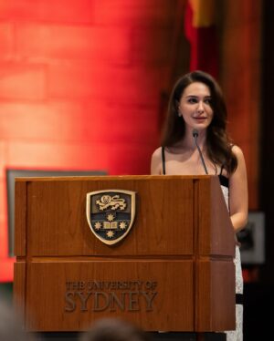Nazanin Boniadi Instagram - I spoke to @bazaaraustralia’s @hayleypeppin about #WomanLifeFreedom, the relevance of the @sydneypeacefoundation prize and more. Link in bio. 

Thanks to the Sydney Peace Foundation, @sydney_uni, my powerhouse mama, @amnestyaustralia, Elizabeth Broderick (UN special rapporteur for Discrimination against Women and Girls), emcee @antoinette_lattouf, enthralling singer @gelarehpourmusic and all involved, for an inspirational evening I’ll never forget. 

Special thanks to @chanelofficial and @chanel.beauty for painting and adorning me. Tap for credits.