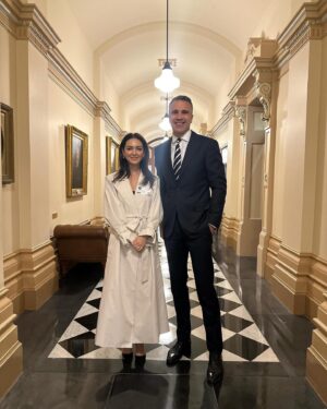 Nazanin Boniadi Instagram - Thanks to Foreign Minister Penny Wong and South Australian Premier Peter Malinauskas for meeting me today to discuss ways to support the Iranian people in their struggle for secular democracy and strengthening Australia’s actions in holding the Islamic Republic to account. This includes not only designating the IRGC as terrorists, but also revoking visas of regime officials and dependents and instead providing a safe haven for dissidents like @shilan.mirzaee18. We also discussed the need to have #genderapartheid  recognized under international law. 

Thanks also to the @sydneypeacefoundation for this opportunity in conjunction with the 2023 Sydney Peace Prize. And to the @carlazampatti Foundation for supporting this year’s program.