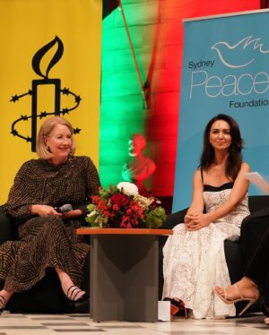 Nazanin Boniadi Instagram - I spoke to @bazaaraustralia’s @hayleypeppin about #WomanLifeFreedom, the relevance of the @sydneypeacefoundation prize and more. Link in bio. 

Thanks to the Sydney Peace Foundation, @sydney_uni, my powerhouse mama, @amnestyaustralia, Elizabeth Broderick (UN special rapporteur for Discrimination against Women and Girls), emcee @antoinette_lattouf, enthralling singer @gelarehpourmusic and all involved, for an inspirational evening I’ll never forget. 

Special thanks to @chanelofficial and @chanel.beauty for painting and adorning me. Tap for credits.