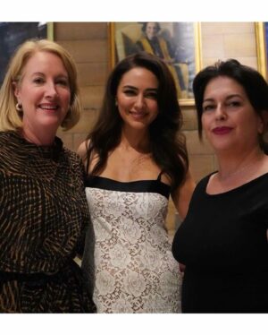 Nazanin Boniadi Instagram - I spoke to @bazaaraustralia’s @hayleypeppin about #WomanLifeFreedom, the relevance of the @sydneypeacefoundation prize and more. Link in bio. 

Thanks to the Sydney Peace Foundation, @sydney_uni, my powerhouse mama, @amnestyaustralia, Elizabeth Broderick (UN special rapporteur for Discrimination against Women and Girls), emcee @antoinette_lattouf, enthralling singer @gelarehpourmusic and all involved, for an inspirational evening I’ll never forget. 

Special thanks to @chanelofficial and @chanel.beauty for painting and adorning me. Tap for credits.