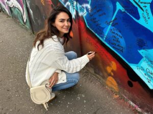 Nazanin Boniadi Instagram - ‏It has been 25 years since the Good Friday Agreement that ended 30 years of ethno-nationalist conflict know as the Troubles, a remarkable development in the Northern Ireland peace process. In that spirit, I signed Belfast’s Lanark Way peace wall with #WomanLifeFreedom, with the hope that freedom, justice and democracy prevail for the Iranian 
people

 پس از گذشت ۲۵ سال از صلح در ایرلند شمالی، آرزوی دموکراسی و آزادی برای ملت ایران را بر دیوار یادبود صلح بلفاست یادگار گذاردم

#زن_زندگی_آزادی