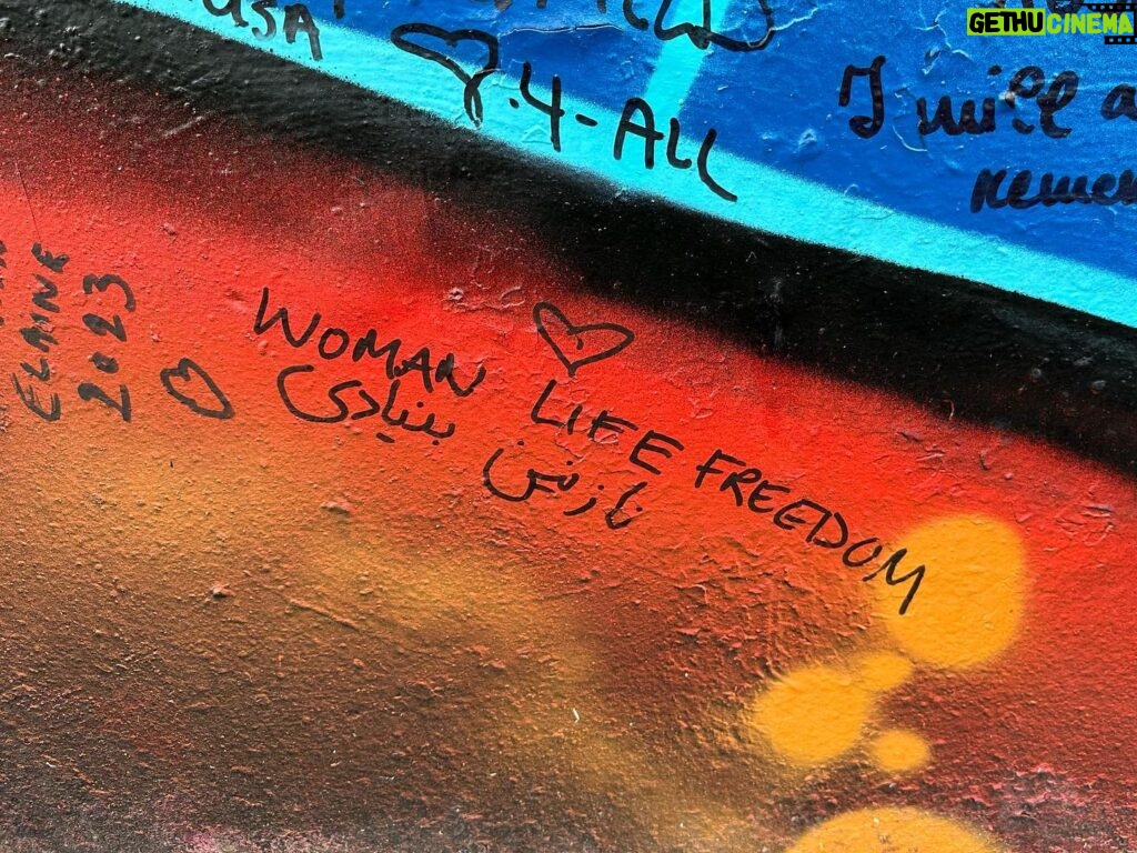 Nazanin Boniadi Instagram - ‏It has been 25 years since the Good Friday Agreement that ended 30 years of ethno-nationalist conflict know as the Troubles, a remarkable development in the Northern Ireland peace process. In that spirit, I signed Belfast’s Lanark Way peace wall with #WomanLifeFreedom, with the hope that freedom, justice and democracy prevail for the Iranian people پس از گذشت ۲۵ سال از صلح در ایرلند شمالی، آرزوی دموکراسی و آزادی برای ملت ایران را بر دیوار یادبود صلح بلفاست یادگار گذاردم #زن_زندگی_آزادی